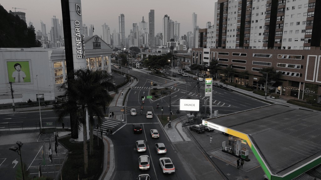 Speciale — painel LED Acte Mídia na Av. do Estado Dalmo Vieira, Balneário Camboriú