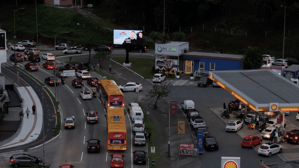 Posto Mime — painel Acte Mídia na Av. Martin Luther, Balneário Camboriú